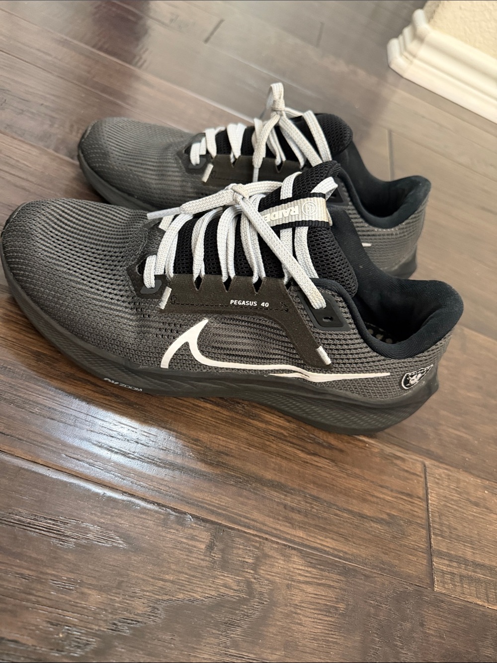 Nike Raiders NFL Pegasus 40 Men's Running Shoes - Black & Gray with White Swoosh